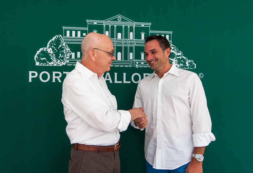 Porta Mallorquina und Porta Mondial Gründer Joachim Semrau (li.) gratuliert Stefan Suter, Franchisepartner Mallorca Nordost zu dem neuen Shop in Artà.