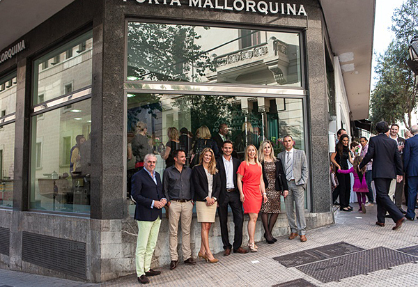 Die Porta Mallorquina Franchisepartner vor dem neuen Immobilienshop in der Calle Conquistador 8 in Palma de Mallorca.