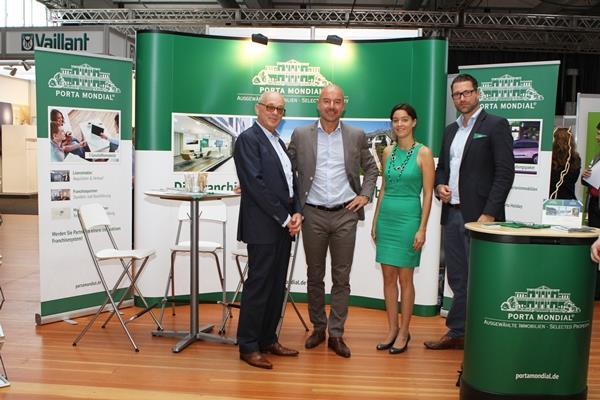 Präsentierten Porta Mondial auf der ersten Deutschen Immobilienmesse (v.l.n.r.): Joachim Semrau, Markus Schreurs, Petra Zimmermann und Stephan Bruns.